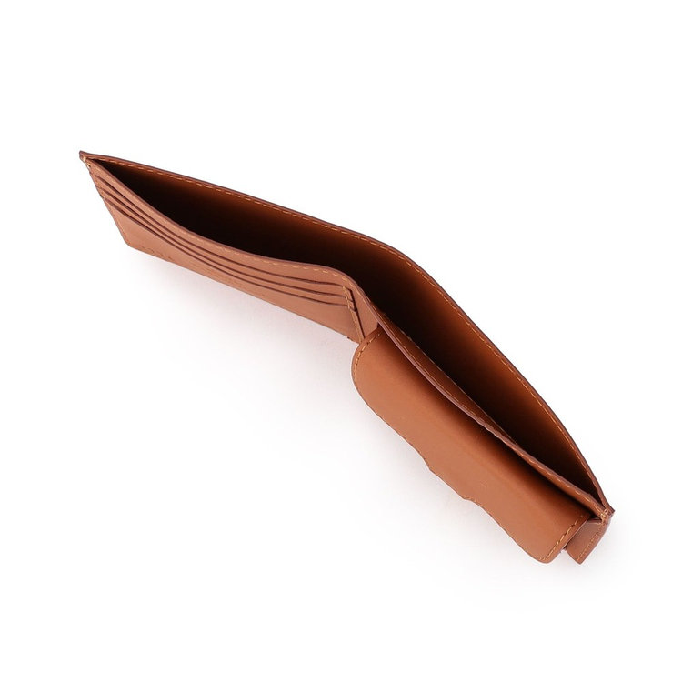 オールインワンタイプの機能性を備えています（フラップ付き小銭入れ、札入れ×1、カードポケット×3）。