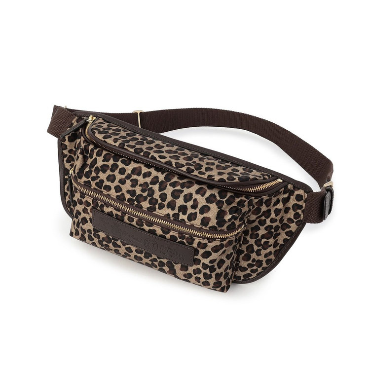 間口を大きく開くことが可能なメイン室のラウンドファスナー