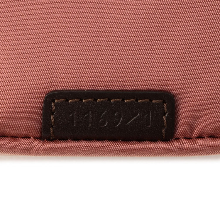 イタリア製ナイロン×レザーのFelisiアイコンデザイン