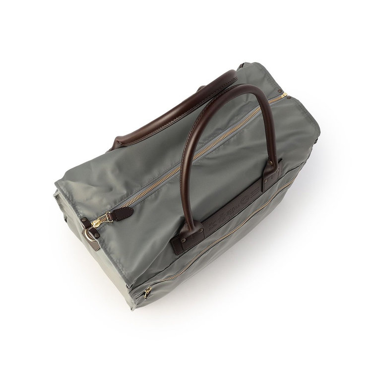 取り出し口はジップ仕様。ハンドルは手馴染みの良い丸手型