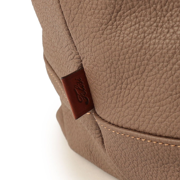 ロゴや紋章もあえて目立たないデザインに