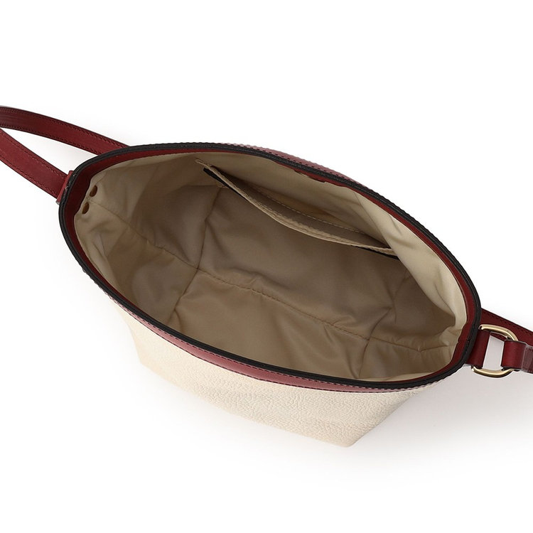 シンプルさを追求した1層構造のメインコンパートメント