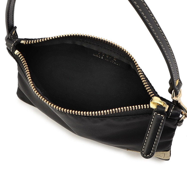 内装はシンプルな1室構造。携帯や財布、キーケースなど必需品を収めやすいサイズ感です。