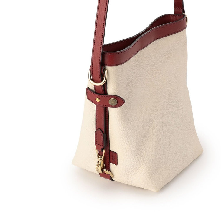 素材にこだわり、シュリンクレザーとバケッタレザーを贅沢に使用