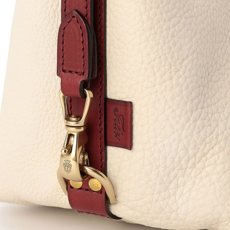 ロゴや紋章もあえて目立たないデザインに