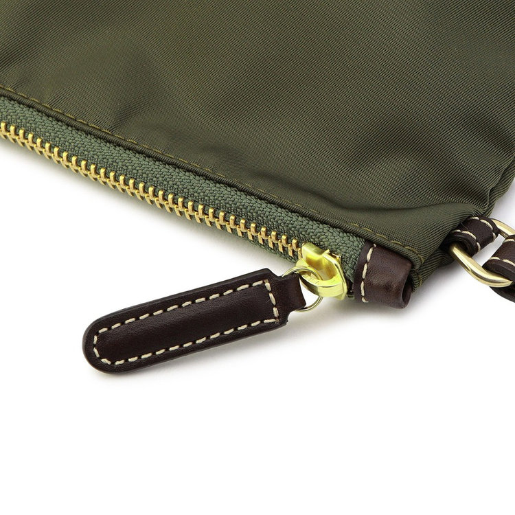 開閉しやすい大きめのジッププル