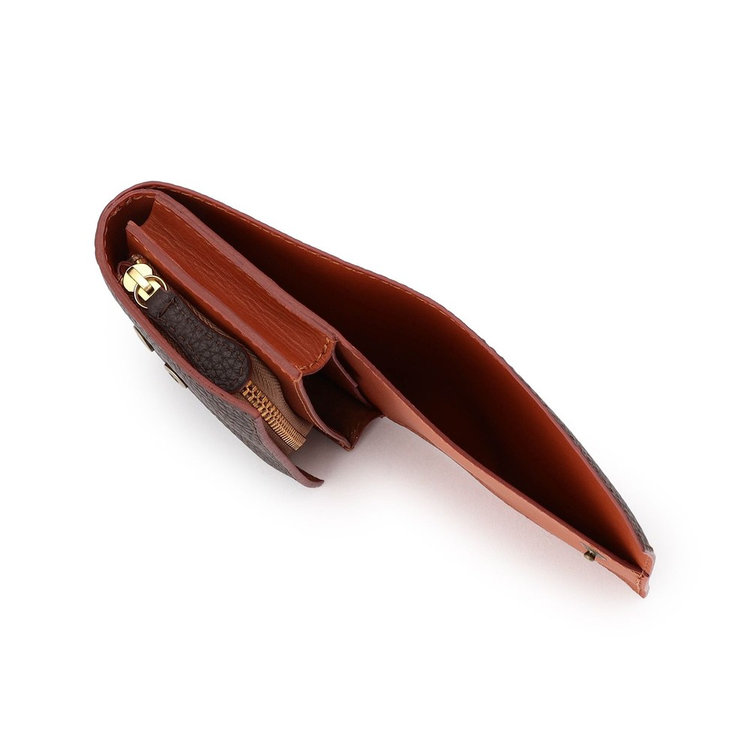 取り出しやすさを考慮したスリットデザインの札入れ