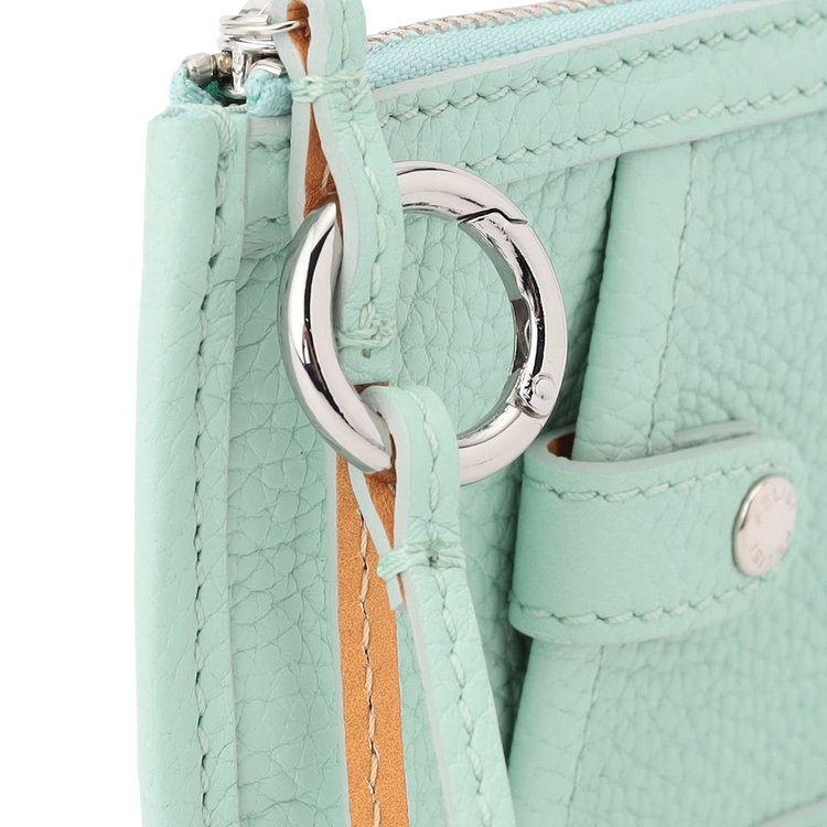 メイン室の引手にもなっているストラップには丸型カラビナが付属