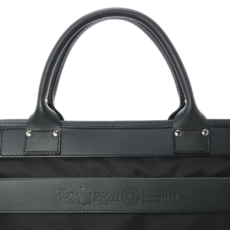 Felisiの代表的なデザインであるイタリアンレザーとナイロンのコンビネーション