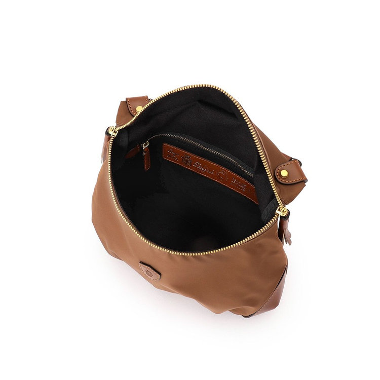 内装はコットンキャンバス。ファスナー付きポケット×1