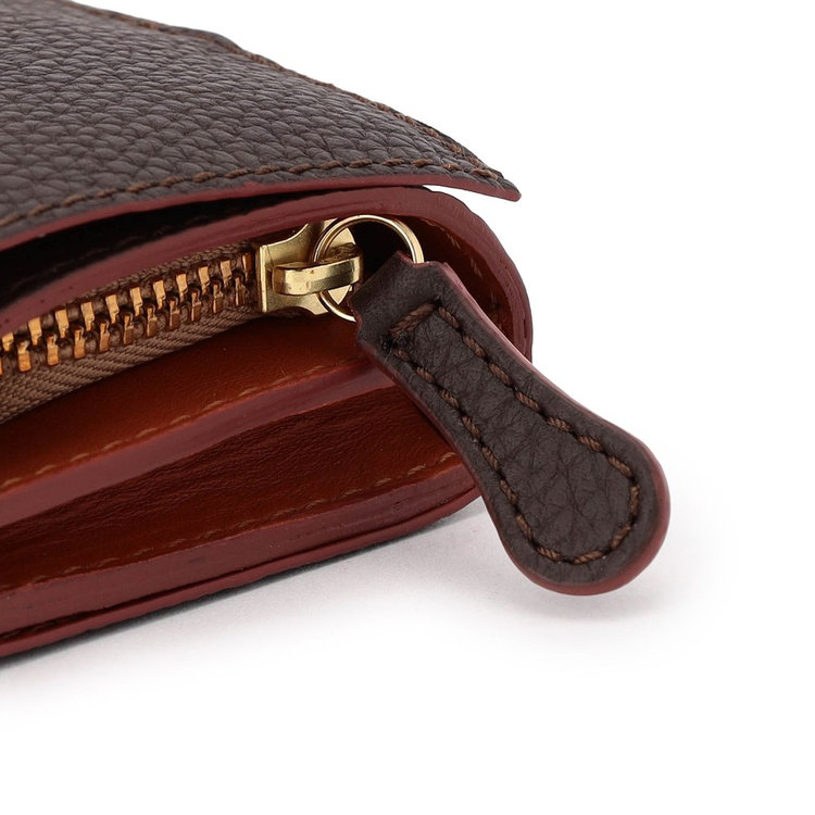 つまみやすいレザーの引き手。コバは切り目磨き仕上げです。