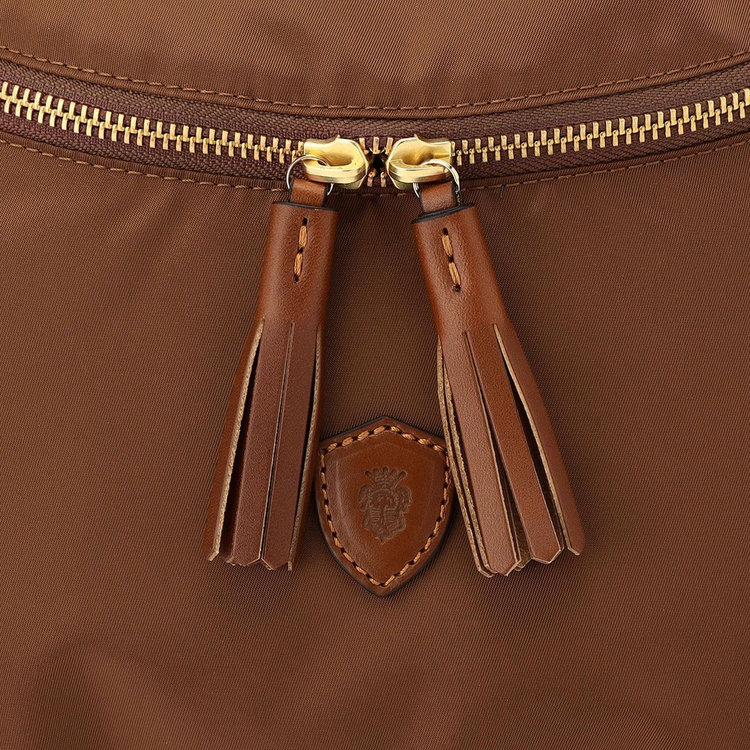 軽さと耐久性、上質さを実現するナイロン×レザーのコンビネーション