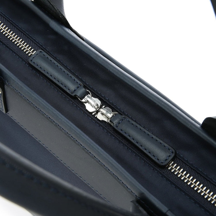 使い心地の良いダブルファスナーを採用