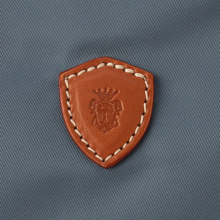 フェリージ家の紋章には、親から子へと受け継がれる、友情や正義、純粋さ、高貴さ、そして誠実さへの、願いが込められています。