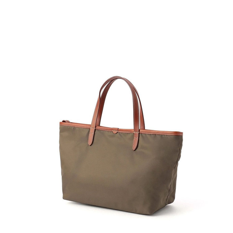 ファスナーポケットには頻繁に取り出すものを収納でき、間口のストラップで容量とデザインを変えられるので、様々なシーンで活躍します。