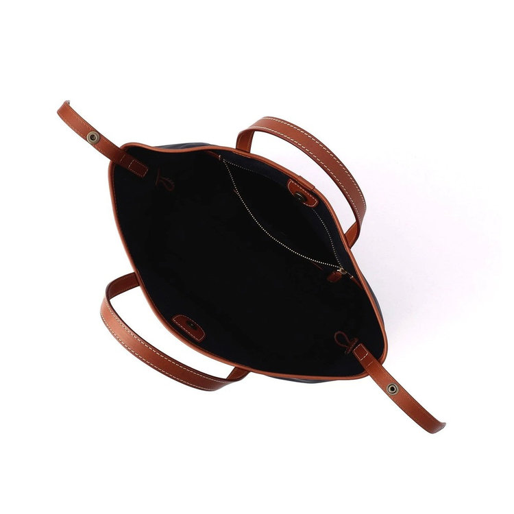 ファスナーポケットには頻繁に取り出すものを収納でき、間口のストラップで容量とデザインを変えられるので、様々なシーンで活躍します。