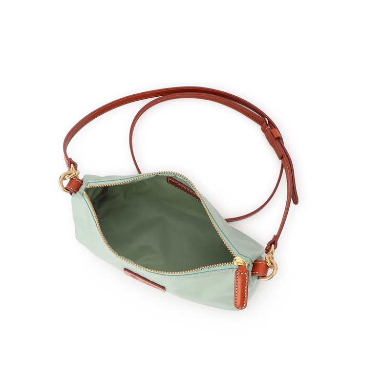 内装はシンプルな1室構造。ジップは面積を広めに取っており、大きく開閉しやすく視認性も良好