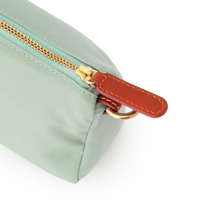 開閉しやすい大きめのジップ引手