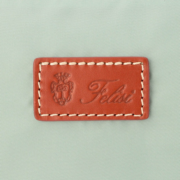 Felisiの代表的なデザインであるイタリアンレザーとナイロンのコンビネーション