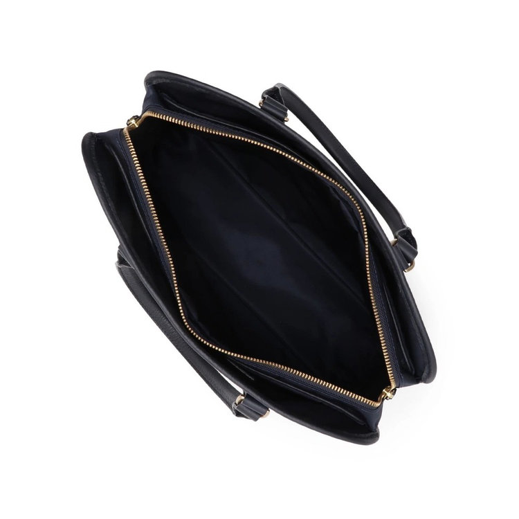 メインコンパートメントの中央にファスナー付きの仕切り1つを装備