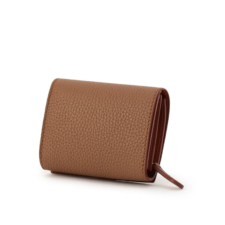 手に馴染みやすい薄マチのコンパクトサイズ