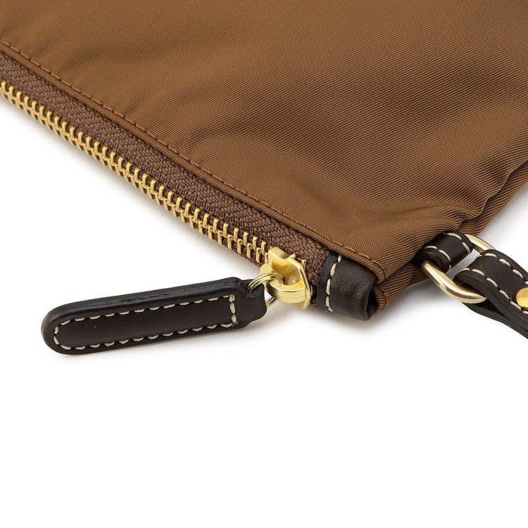 開閉しやすい大きめのジッププル