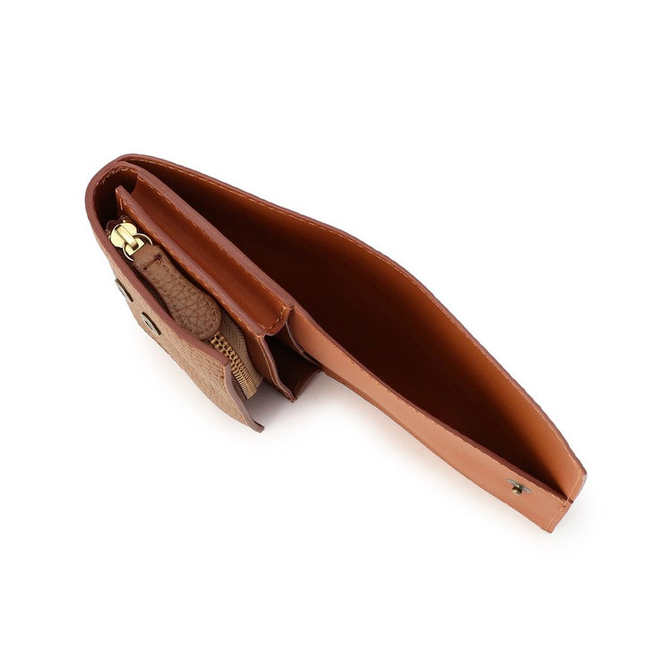 取り出しやすさを考慮したスリットデザインの札入れ