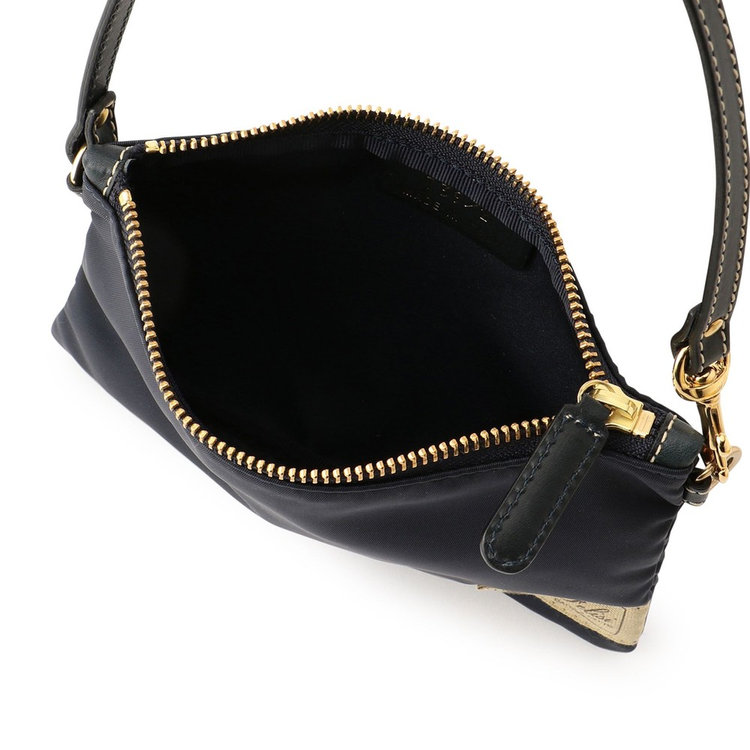 内装はシンプルな1室構造。携帯や財布、キーケースなど必需品を収めやすいサイズ感です。