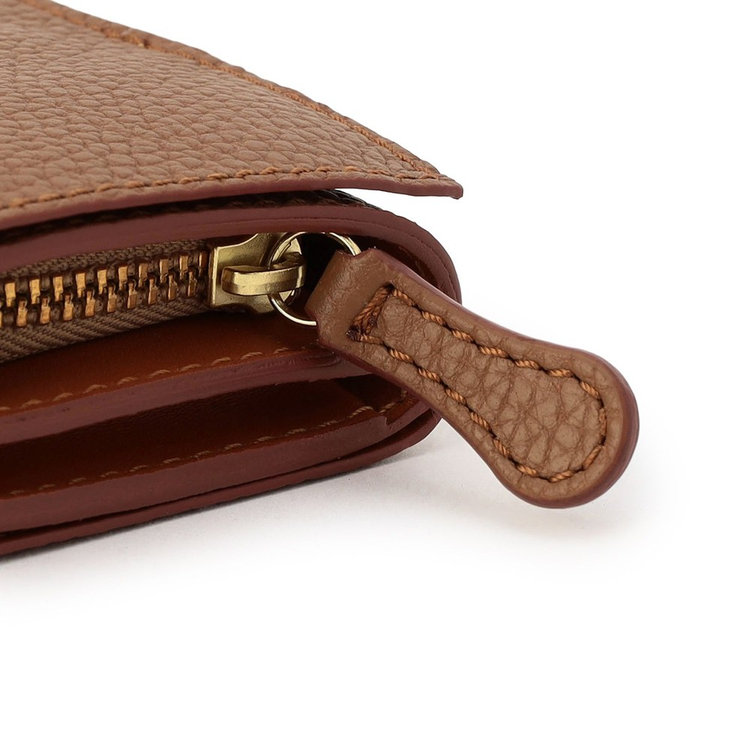 つまみやすいレザーの引き手。コバは切り目磨き仕上げです。