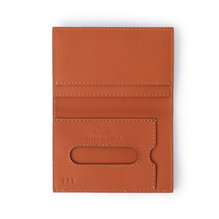 内側は本革で裏張り。見えない部分までも妥協がありません。