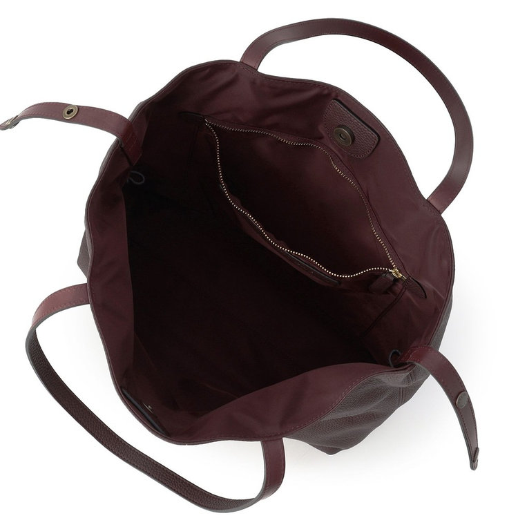 メイン室は開閉しやすいマグネットボタン式。また、シンプルで使いやすい1室タイプです。