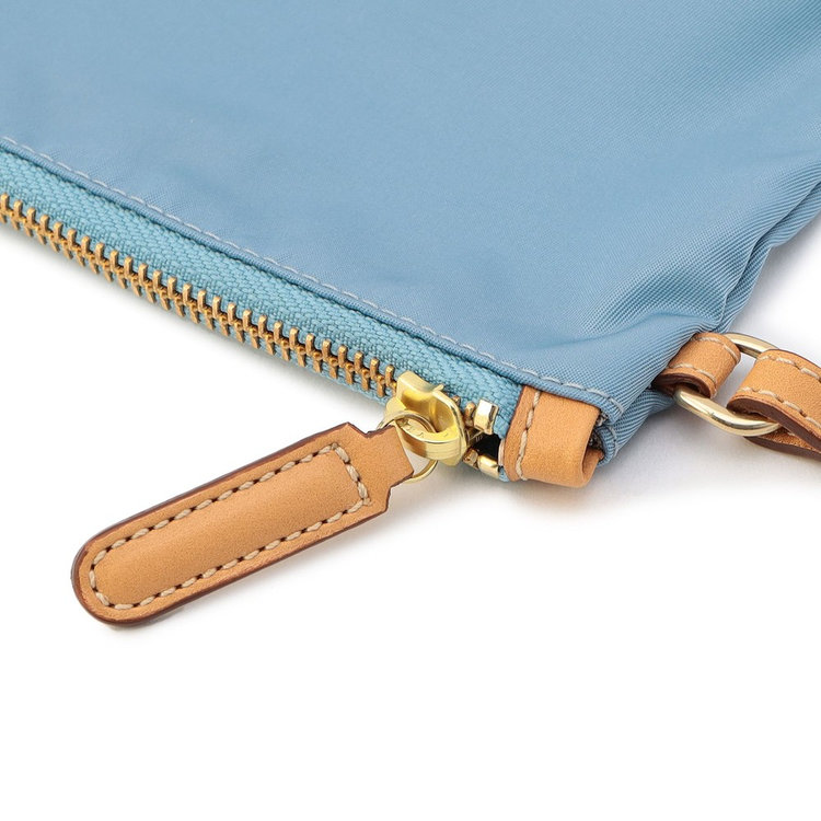 開閉しやすい大きめのジッププル