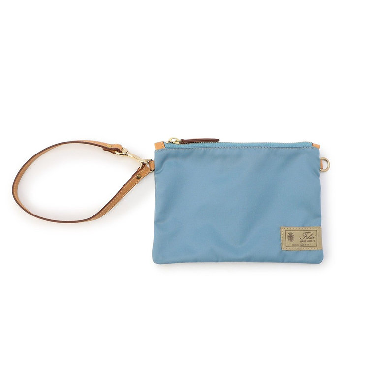 ストラップの片方は先端がフック式となっており、使い方も様々にアレンジ可能