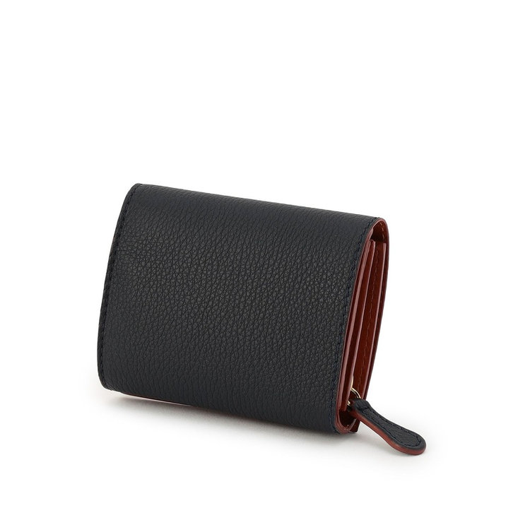 手に馴染みやすい薄マチのコンパクトサイズ