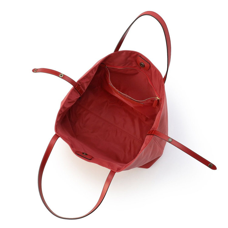 メイン室は開閉しやすいマグネットボタン式。また、シンプルで使いやすい1室タイプです。