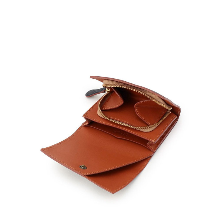 内側は本革で裏張り。見えない部分までも妥協がありません。