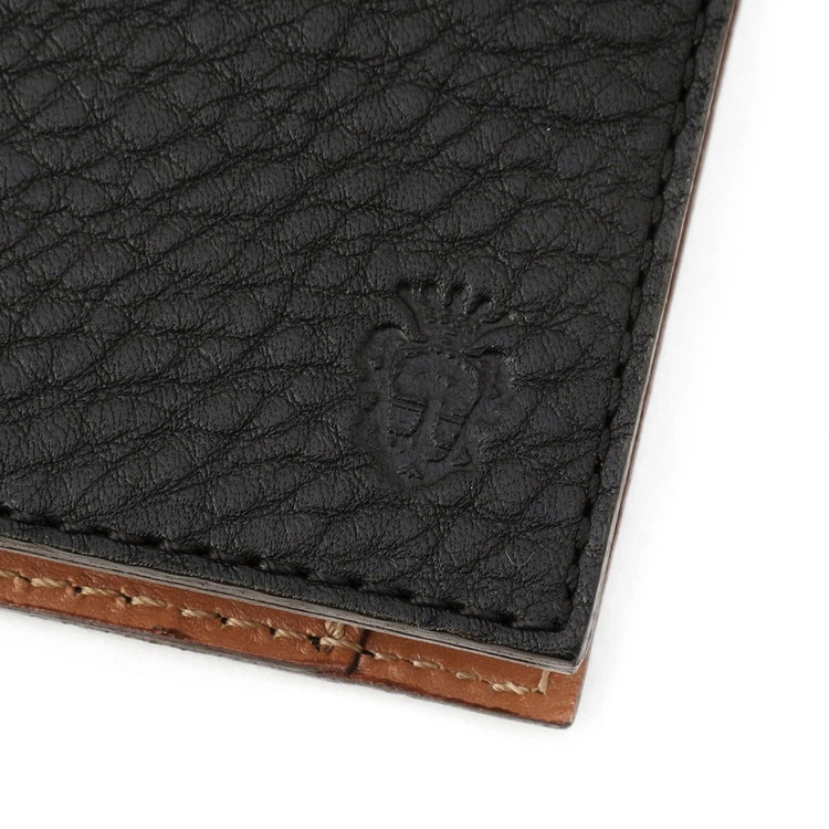 繊細なステッチワークに、コバは切り目磨き仕上げ