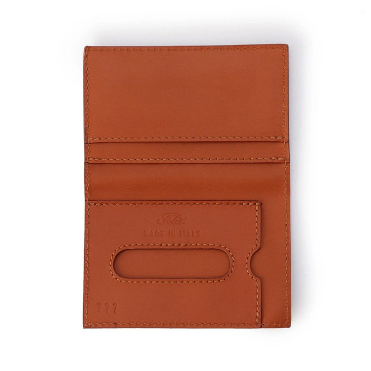 内側は本革で裏張り。見えない部分までも妥協がありません。