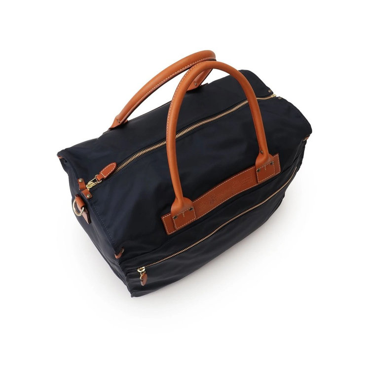 取り出し口はジップ仕様。ハンドルは手馴染みの良い丸手型