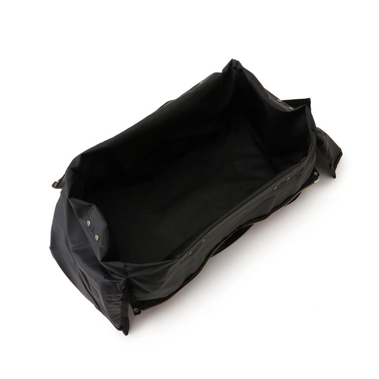 開口部は4方向に開閉可能。メイン室はシンプルな1層構造です。