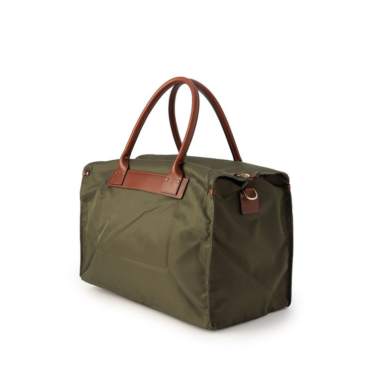 サイドにはDカンを装備。別売りストラップを取り付けて2Way使用も可能