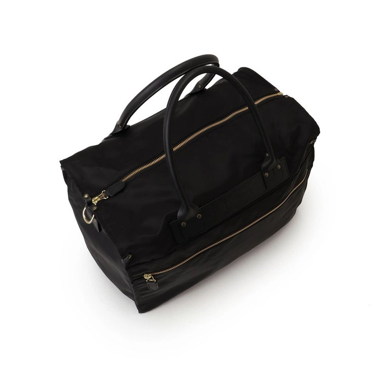 取り出し口はジップ仕様。ハンドルは手馴染みの良い丸手型