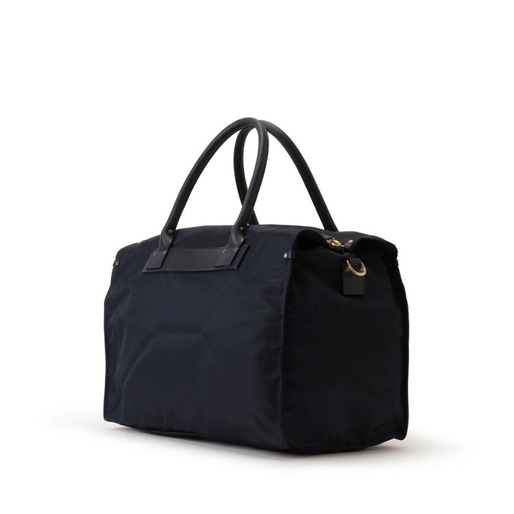 サイドにはDカンを装備。別売りストラップを取り付けて2Way使用も可能