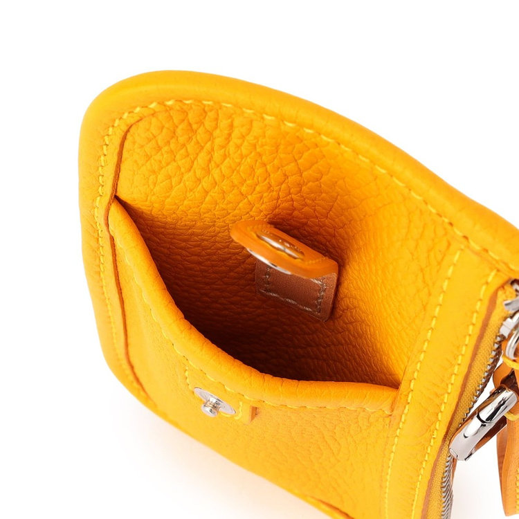 フロントのカードポケットはICカードなどを収納しやすいサイズ感