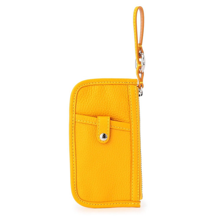 フロントのカードポケットはICカードなどを収納しやすいサイズ感