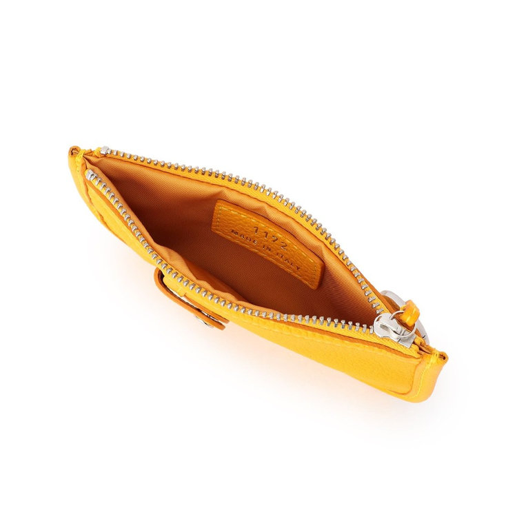 内装にはイタリア製ナイロンを採用し、耐久性を向上。細部まで妥協がありません。