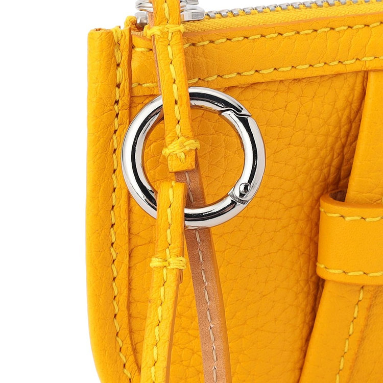 メイン室の引手にもなっているストラップには丸型カラビナが付属