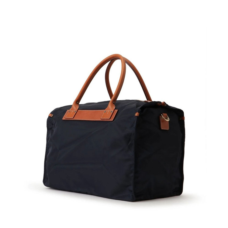 サイドにはDカンを装備。別売りストラップを取り付けて2Way使用も可能