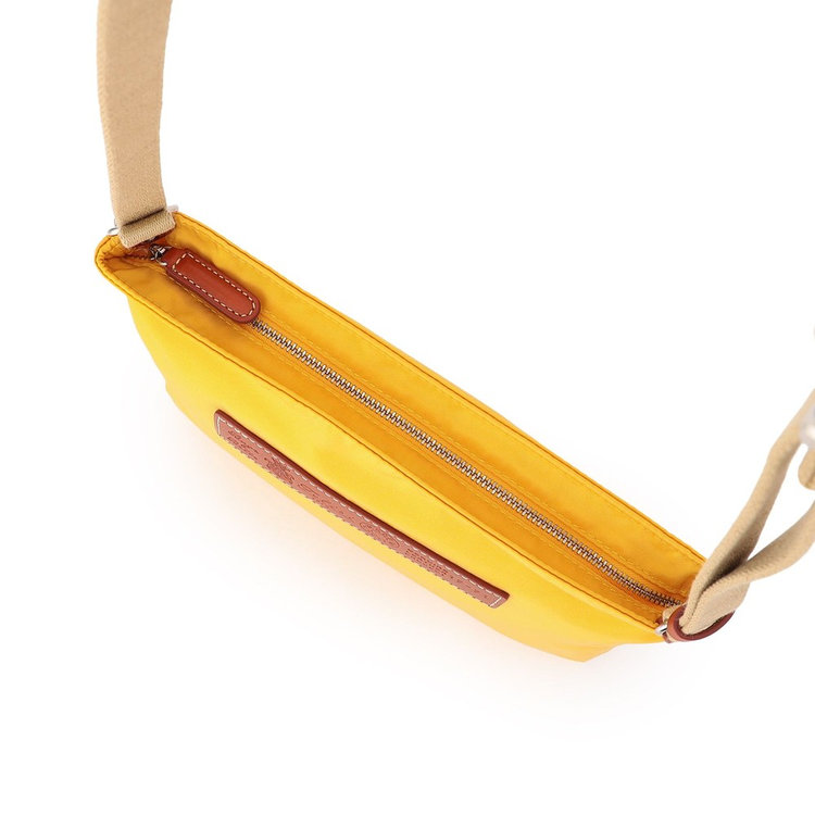 メインコンパートメントはジップ仕様