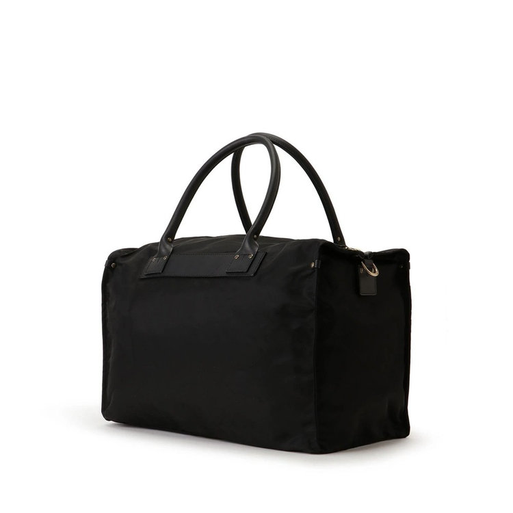 サイドにはDカンを装備。別売りストラップを取り付けて2Way使用も可能